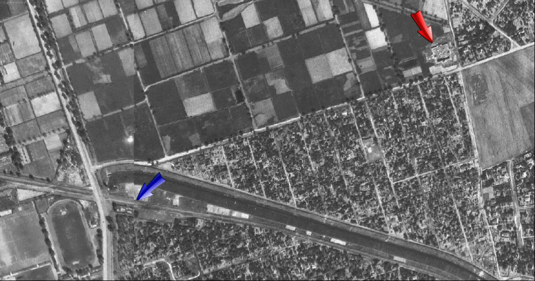 Luftbild von 1953. Der blaue Pfeil markiert die Güterladestelle Nordend, der rote Pfeil die noch vorhandene Bunkerruine. © Geoportal Berlin/Luftbilder 1953 https://www.govdata.de/dl-de/by-2-0